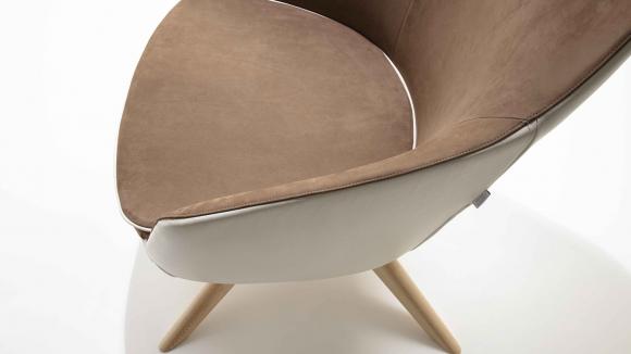 Poltrone Ella con rivestimento in tessuto e base girevole