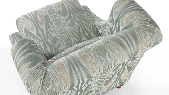 Poltrona con imbottiture in waterfoam a quote differenziate.