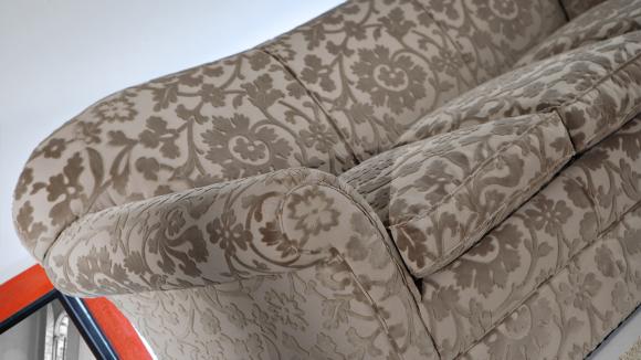 Divano letto classico con rivestimento e colorazioni a scelta