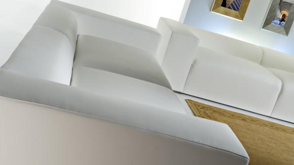 Disponibile con piedini a scelta in acciaio o in legno