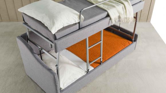 Il letto a castello ha una scaletta metallica per l'accesso al letto superiore