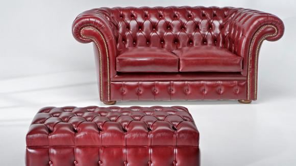 Divani chesterfield con seduta a molle in acciaio con cuscini in piuma 